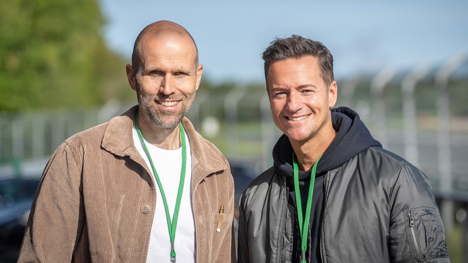 Als sympathischer, eloquenter und absoluter Fachmann für den Rennsport war Sebastian Stahl (r.) den ganzen Tag vor Ort. Hier mit Autoflotte Chefredakteur Michael Blumenstein.