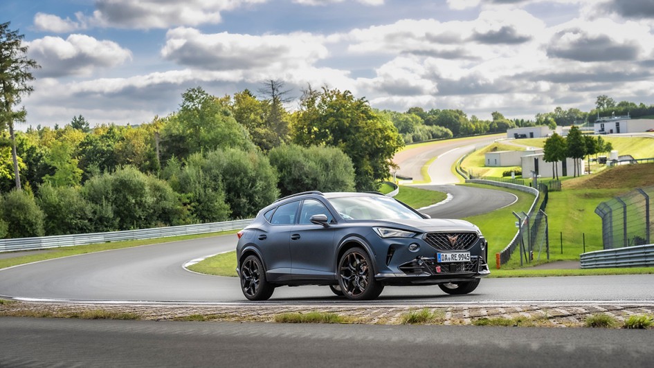 Das Highlight für viele waren die geführten Runden auf der privaten Strecke des Bilster Bergs, die vor zehn Jahren zusammen mit Rallye-Legende Walter Röhrl in die Nähe des Teutoburger Waldes gesetzt wurde. Exklusiv für die Fuhrparkleiter -und Fuhrparkleit