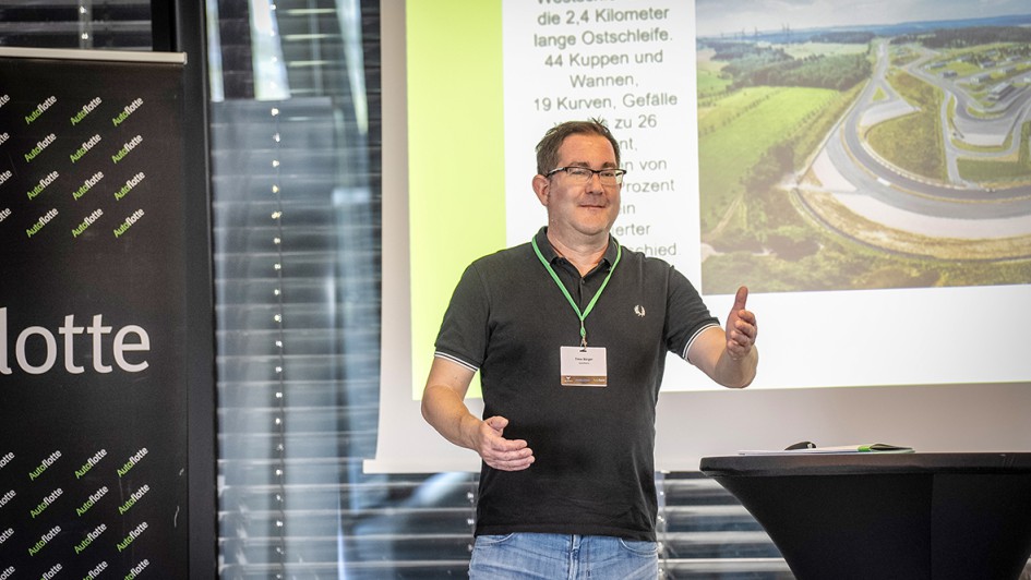 Autoflotte-Redakteur Timo Bürger leitet in ein neues Thema für den Vormittag ein.