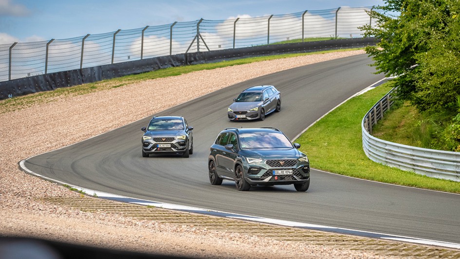 In kleinen Gruppen ging es auf den 4,2 Kilometer langen Rennkurs, der vom Fahrer wie vom Fahrzeug einiges 
abverlangt.