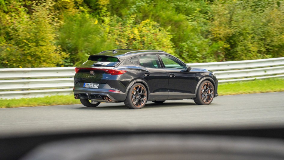 Cupra Formentor VZ5 Seitenansicht fahrend auf Bilster Berg