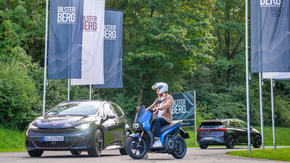 Cupra Formentor und Seat Mó vor der Einfahrt zum Bilstzer Berg