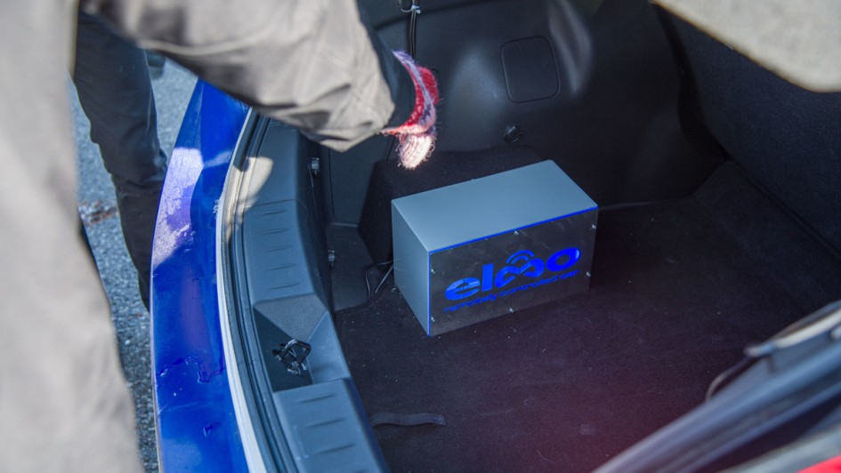 Die Datenbox sitzt im Kofferraum und ist recht kompakt gehalten