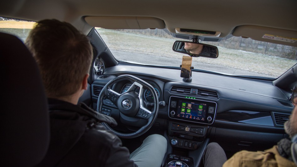 Dann rollt der Nissan Leaf ferngesteuert auf dem Privatgelände los