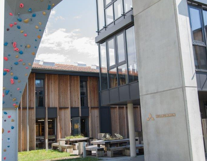 An der Firmenzentrale kann man die Werte des Unternehmens ablesen: Nachhaltig, ökologisch, sportlich