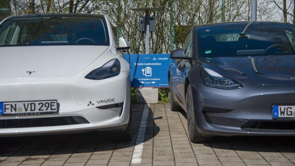 An den firmeneigenen Ladepunkten stehen recht bunt sortiert (Skoda Enyaq, VW ID.4, VW ID.Buzz, Audi E-Tron, Tesla Model X, BMW i4 etc.