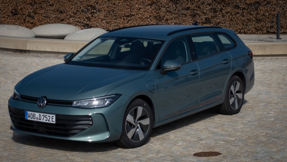 VW Passat in Grünmetallic auf einem Platz fotografiert
