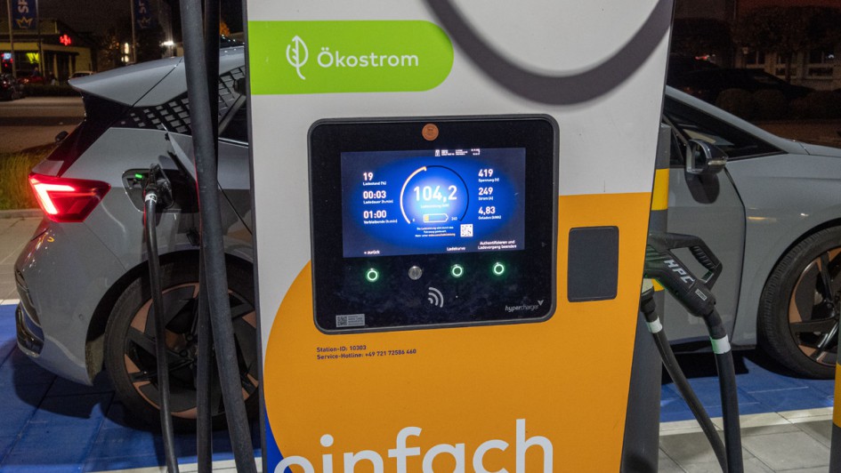 Am Ladepark in Heßdorf wird der Cupra Born geladen. 