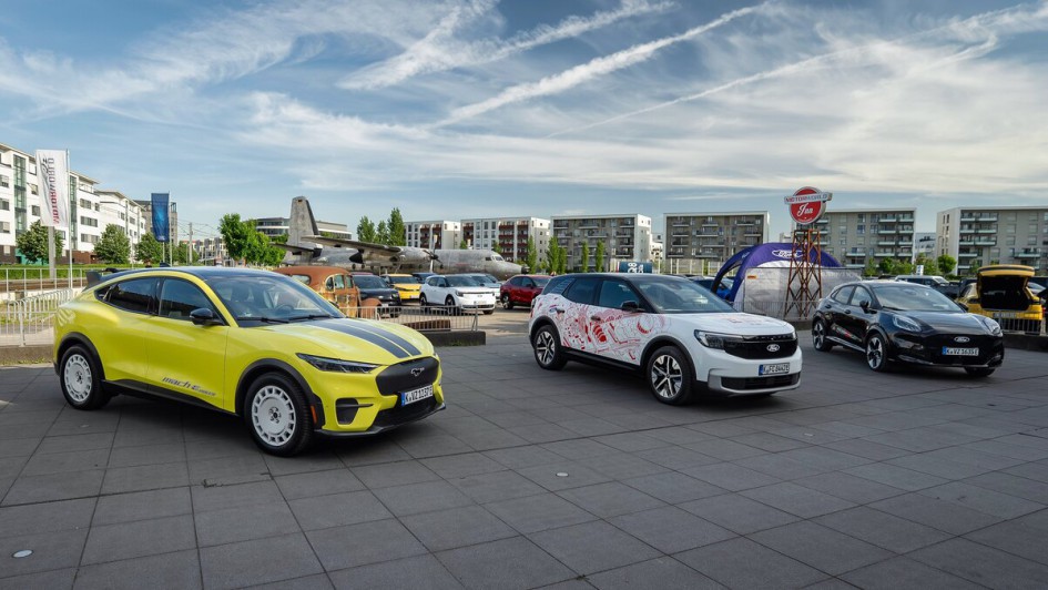 Ford Mustang Mach-e in neongelb vor der Motorwolrd Köln