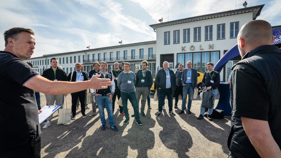 Ford Capri mit zwei Insassen von vorn fotografiert
