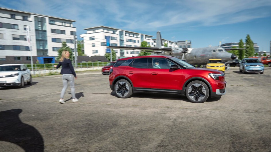 Ford Explorer und Ford Capri fahrend bei Sonne auf einem Parkplatz der Motorworld Köln