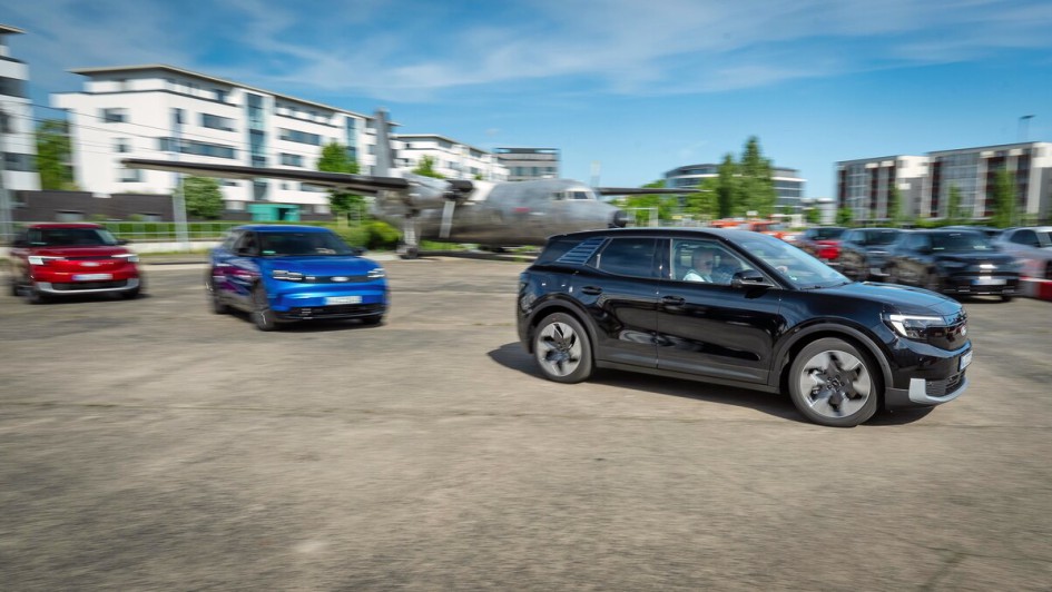 Ford Explorer und Ford Capri auf dem Parkplatz der Motorworld Köln