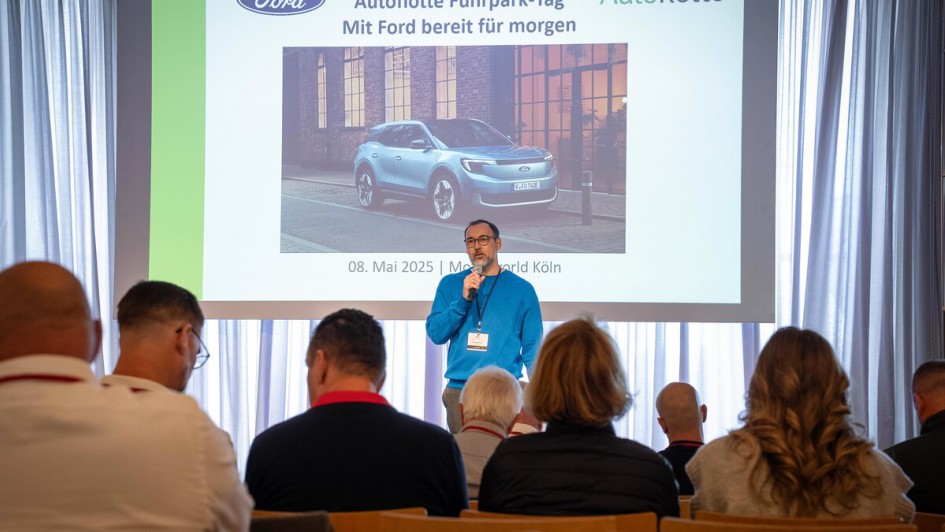 Rocco Swantusch bei seiner Moderation des Autoflotte Fuhrparktags in der motorworld in Köln