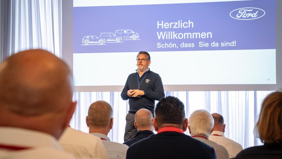 Mario Lingen von Ford Pro bei seinem Vortrag auf dem Autoflotte Fuhrparktag