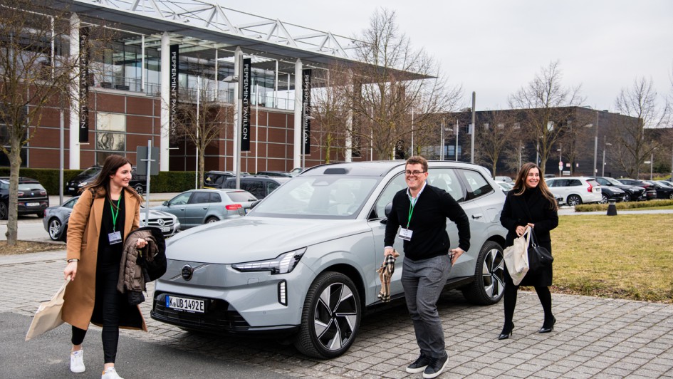 Im Volvo EX90 fährt man auch gern zu dritt