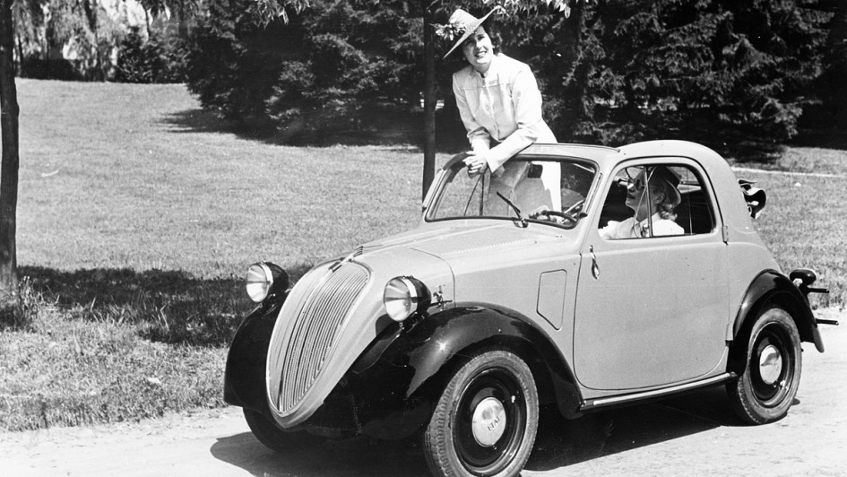 Als erster Kult-Kleinwagen mit einem Frontdesign im Kindchenschema ging 1936 der Fiat 500 Topolino in Großserie