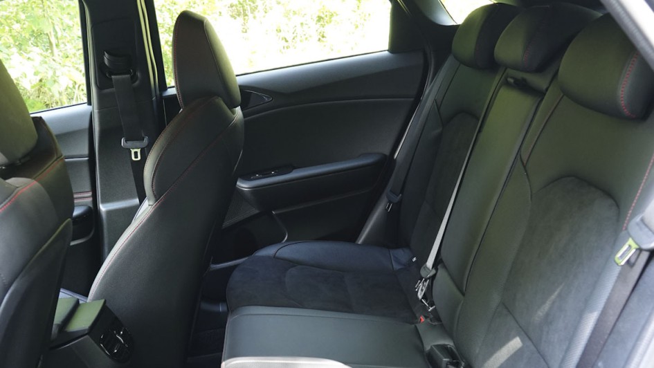 Im Heck ist der Platz für zwei Erwachsene okay.