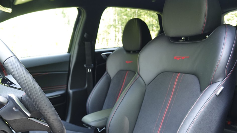 Die Sportsitze sind bequem, der Fahrersitz elektrisch einstellbar.