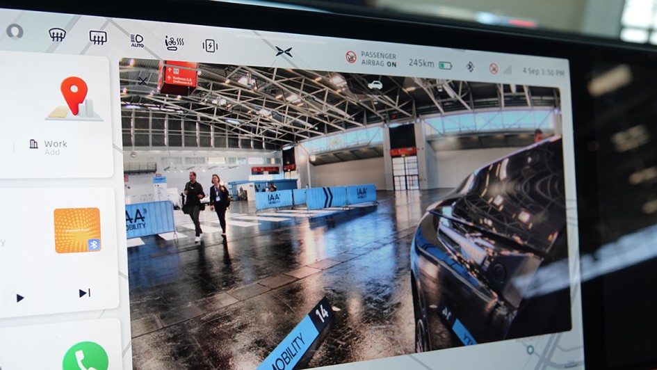 Die zwei gut 15 Zoll großen Screens bieten als Rückfahrkamera gestochen scharfe Bilder.