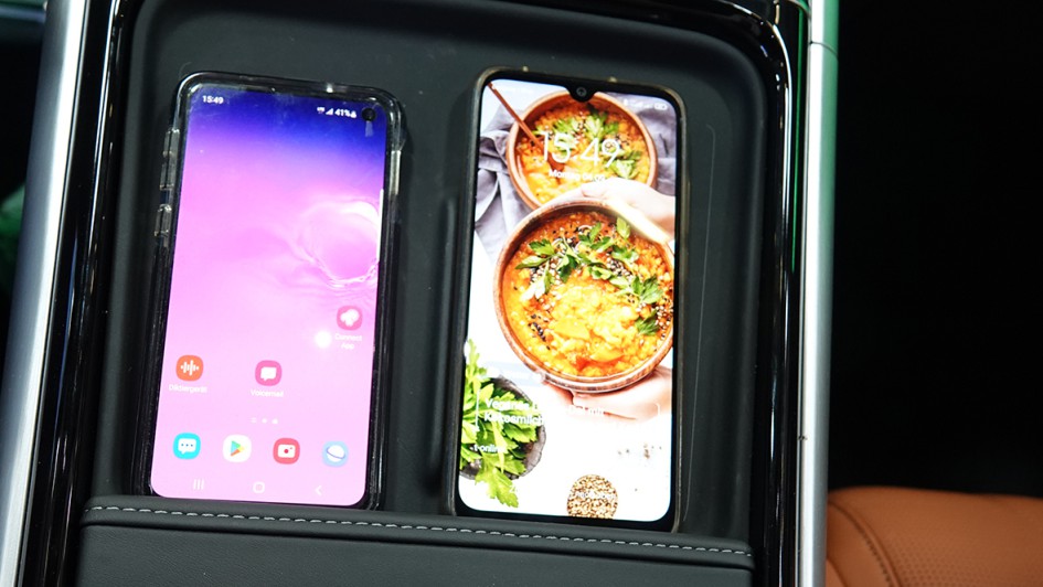 Dass Infotainment den Nutzern in China besonders am Herzen liegt, zeigt sich an Details, die auch in Europa für Freude sorgen werden. Zwei Smartphones können gleichzeitig induktiv laden.