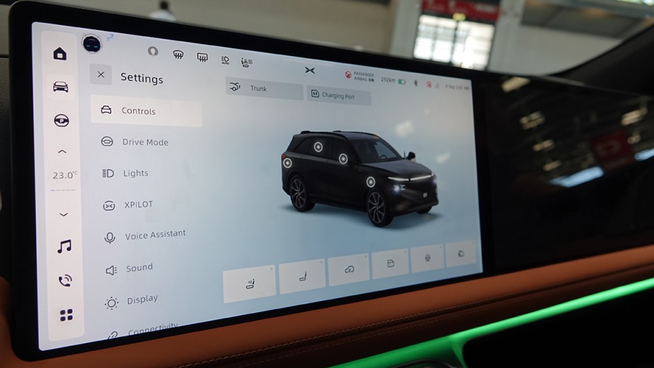 Fast alles wird über die Software gesteuert. Das läuft natürlich über die beiden großen Screens.