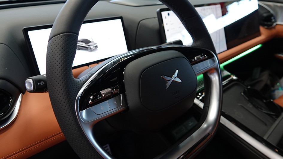 Die Optik und das Arretieren des Lenkrads erinnert an Tesla. Mittels Software und der beiden Dreh-Drücker am Volant lässt es sich anpassen.