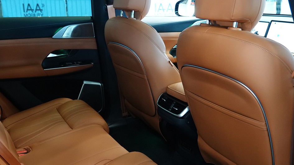 Die Mitfahrer haben bei einem Radstand von fast drei Metern viel Platz für sich. 