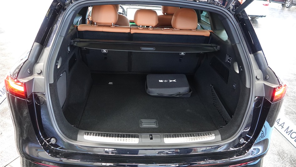 Der Kofferraum ist groß (660 l), dazu kommt noch der Frunk in der Front. 