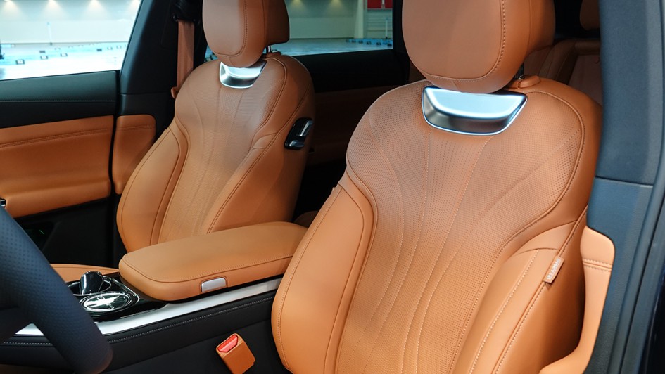 Die Nappa-Ledersitze sehen edel aus, sind gut gepolstert und elektrisch verstellbar.