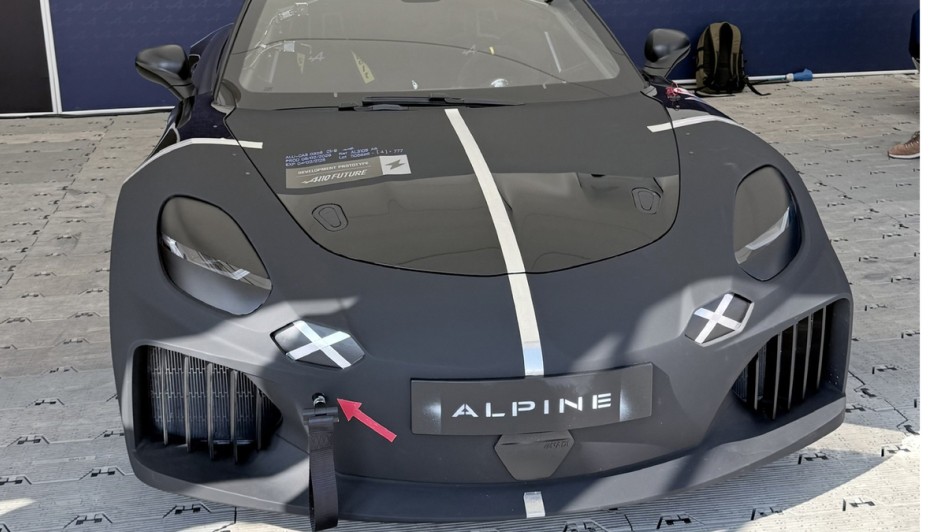 Die Verbindung aus Produktpremiere und Fahrbetrieb macht Goodwood so attraktiv für die Hersteller.