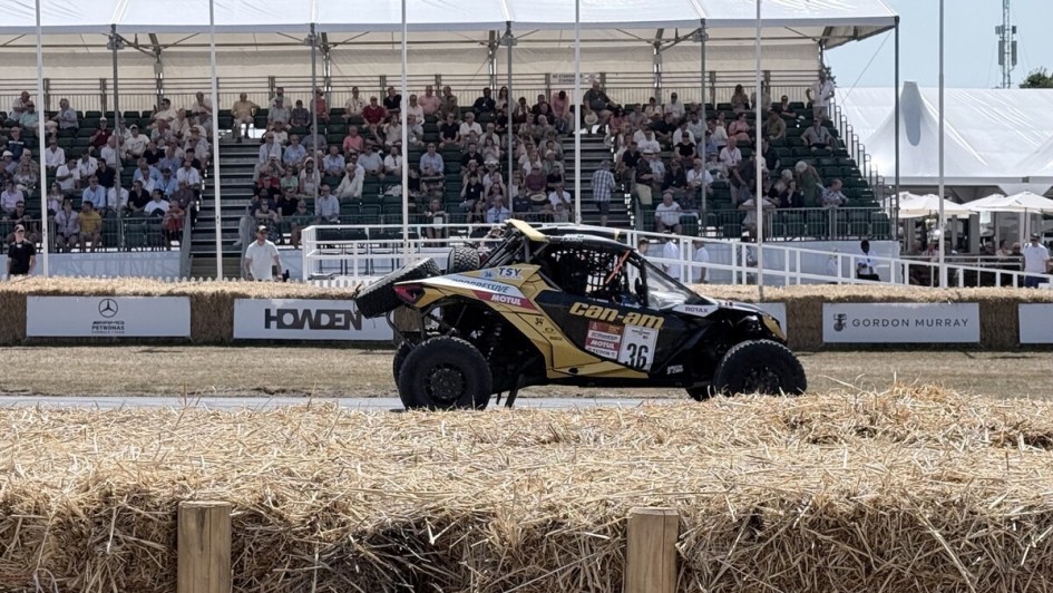 Obwohl der Anteil elektrischer Sportwagen in Goodwood stetig wächst, riecht die Luft noch immer nach Benzin und Abgasen.