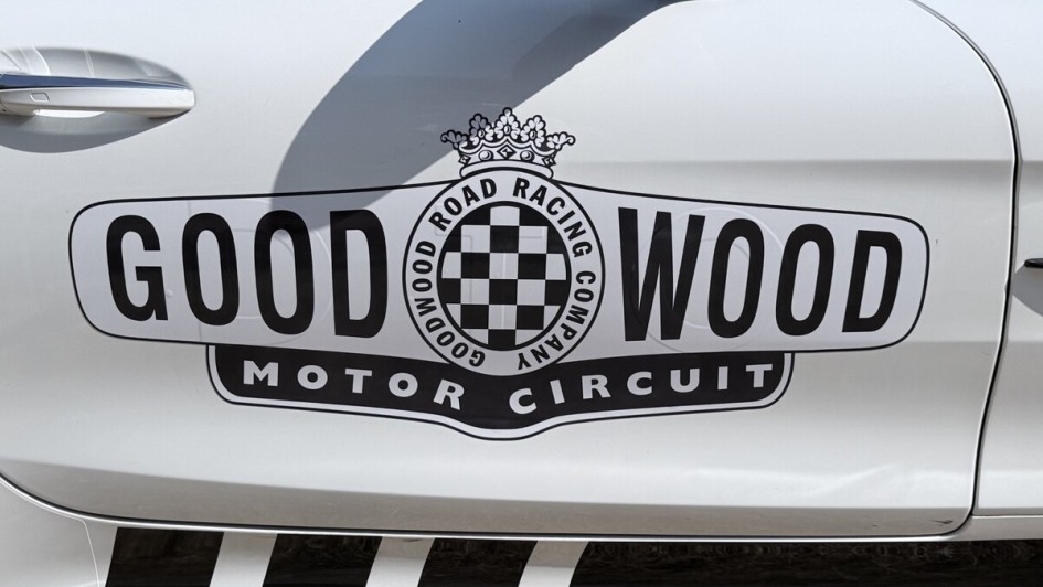 Von 1948 bis 1966 fanden auf dem nahe gelegenen Goodwood Motor Circuit internationale Formel- und Sportwagenrennen statt.