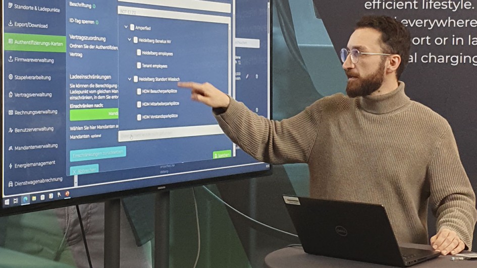 Josip Jovic erklärt die Funktionen der Cloudsoftware.