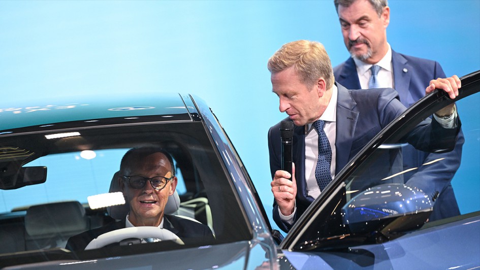 IAA 2025: Kanzler Friedrich Merz bei BMW