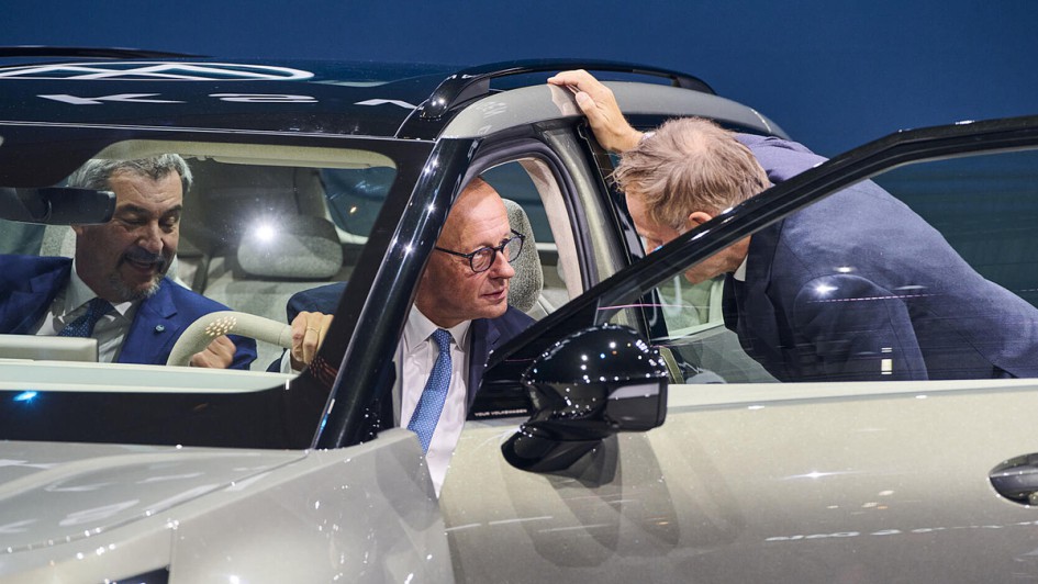 IAA 2025: Friedrich Merz bei VW