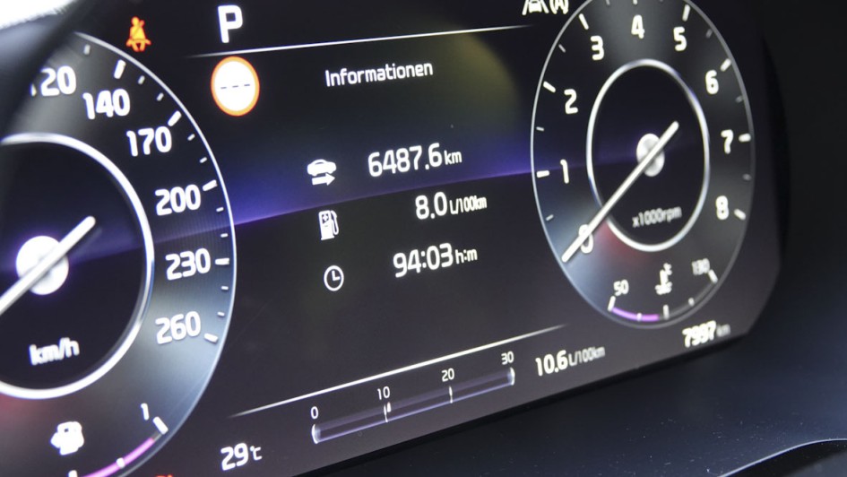 Das voll-digitale Kombiinstrument ist übersichtlich und passt sich den beiden Fahr-Modi an.