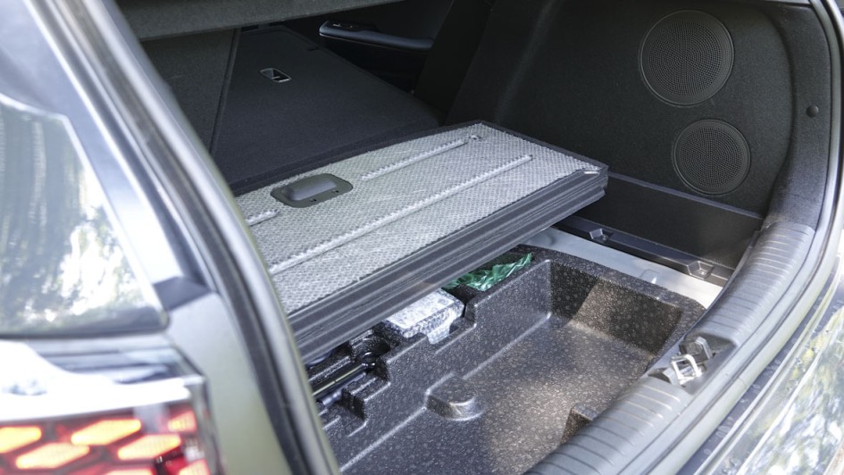 Im doppelten Ladeboden ist weiterer Stauraum vorhanden.