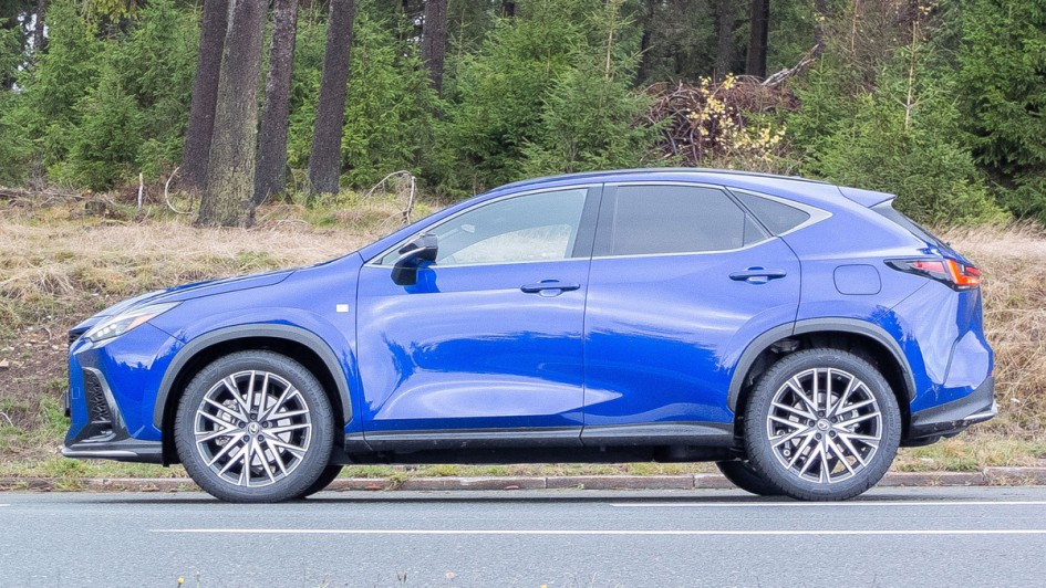 Lexus NX (2023)