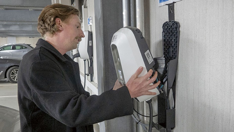 Das geht einfach. Strom abstellen, Wallbox herausheben , das lange Hybridkabel (Strom und Daten) abklemmen, schon ist die Wallbox abgebaut.
