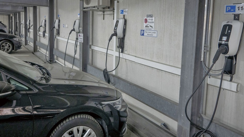 Im Lodenfrey-Parkhaus sind vier Wallboxen jeweils in Reihe geschaltet und teilen sich 11 Kilowatt Ladestrom.