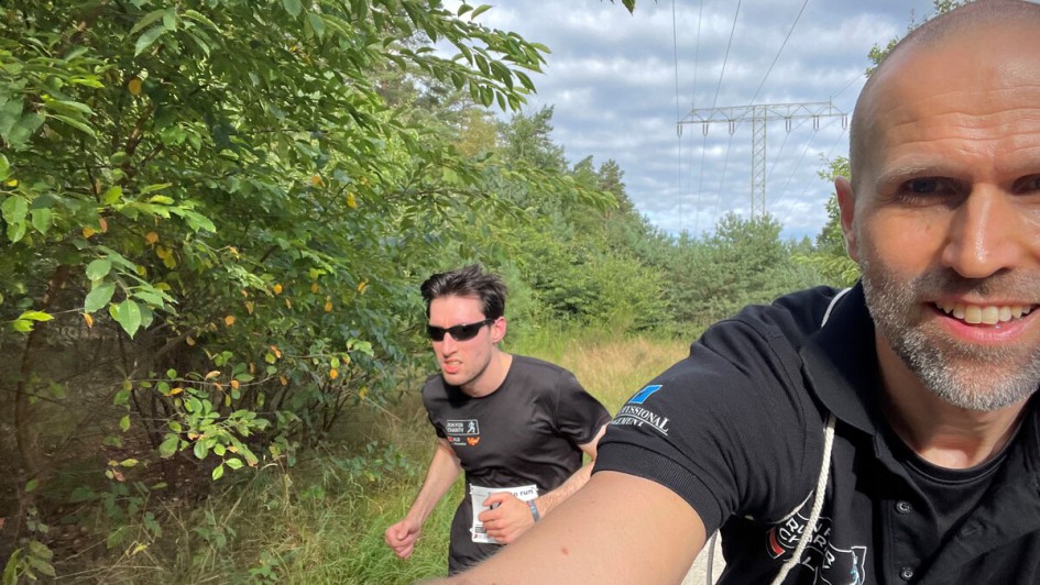 ALD und Leaseplan Run For Charity Foto von Max und Michael beim Lauf und auf dem Begleitfahrrad