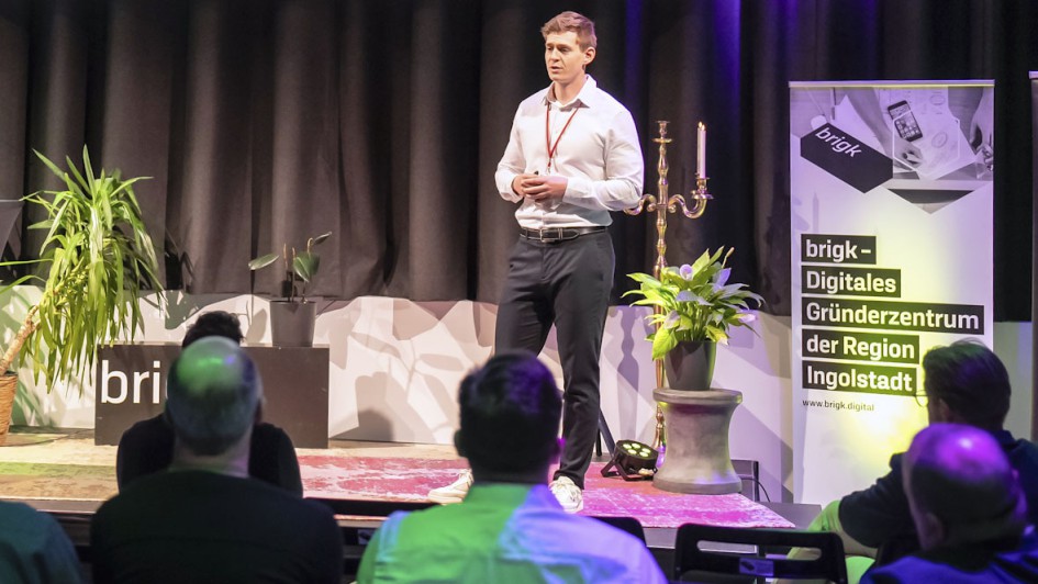 Max Körsgen (Volvo) übernahm das technische Briefing für den EX30.