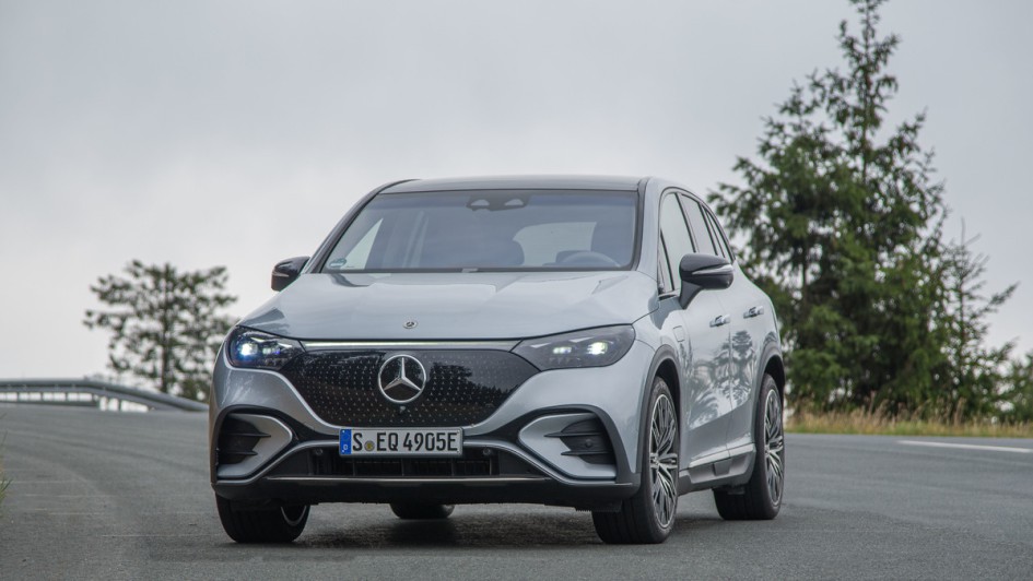 Mercedes EQE SUV schraeg von vorn auf dem Feldberg im Taunus fotografiert