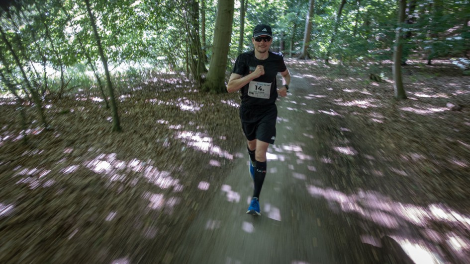 ALD und Leaseplan Run For Charity Nico auf letztem Teilstück im Wald unterwegs