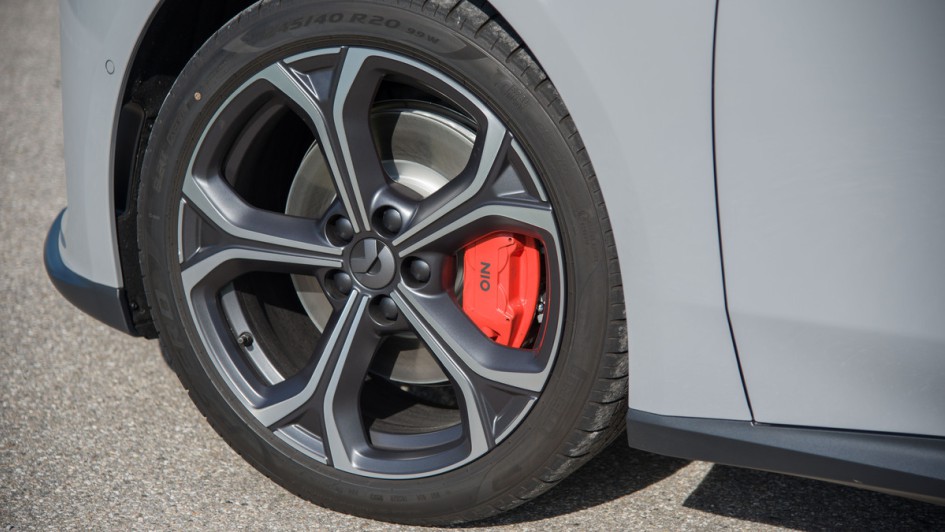 Bremsanlage in orange im Nio ET5 Kombi