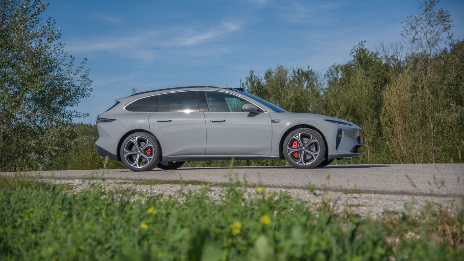 Nio ET5 Touring in der Seitenansicht fotografiert auf einem Schotterplatz