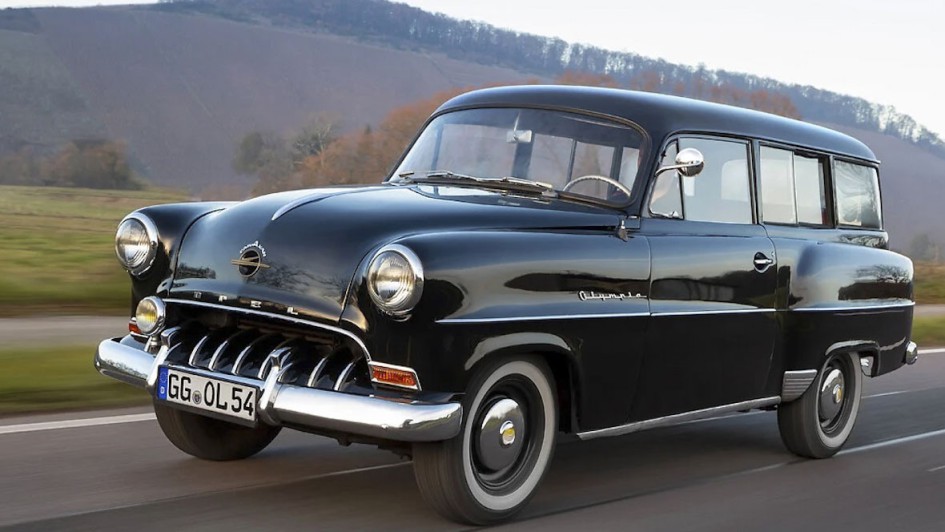 Wir gehen weit zurück in die 1950er Jahre. Der Opel Olympia Rekord drehte in der (oberen) Mittelklasse seine Kreise.