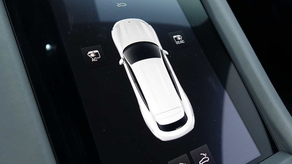 Der Touchscreen in der Mittelkonsole dient unter anderem zum Öffnen der Klappen.