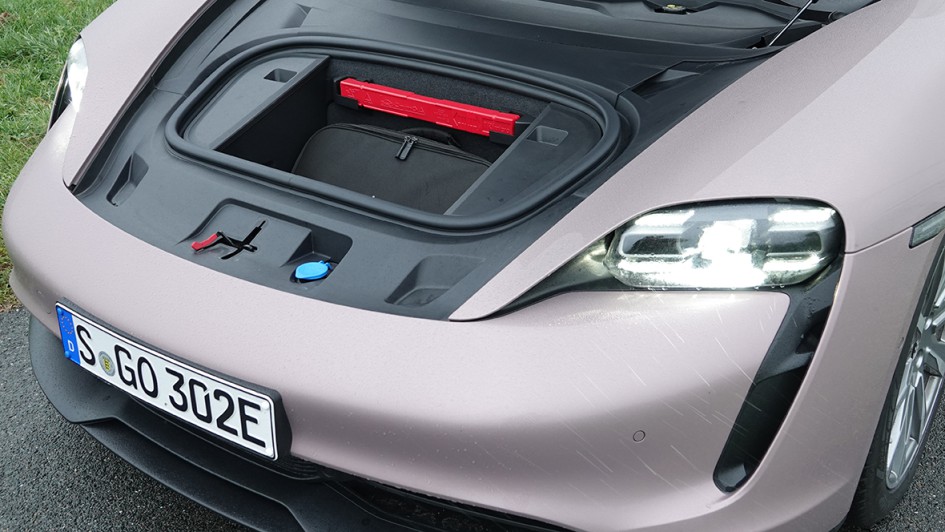 Der Frunk bietet überraschend viel nutzbaren Stauraum (84 Liter).