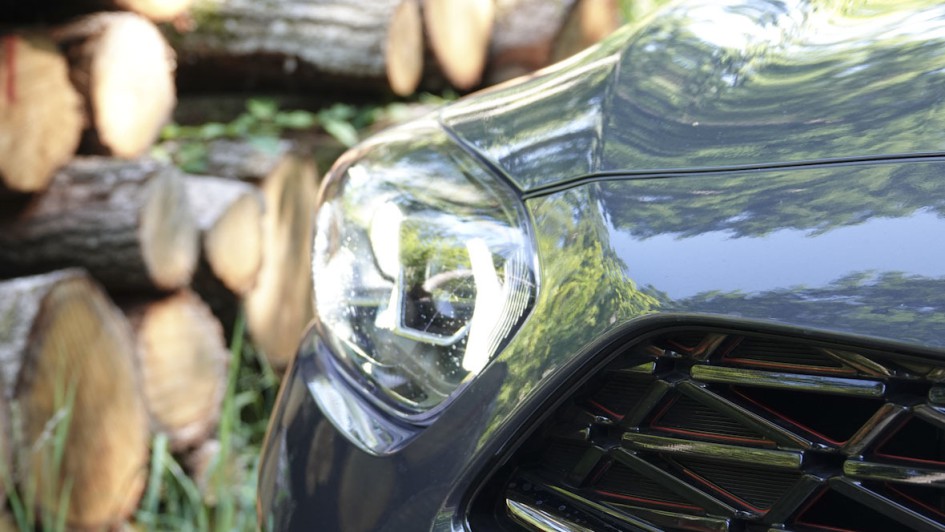 Die Voll-LED-Scheinwerfer mit integrierten LED-Nebelscheinwerfern leuchten gut aus.